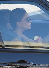 组图：贝嫂当司机载家人 炫车技边开车边啃苹果