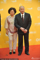组图：吴宇森挽手贵气爱妻 红毯恩爱并肩而行