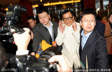 组图：成龙参加两会引尖叫骚乱不禁捂耳