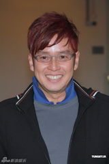 组图：谭咏麟杜莉萨钟镇涛为已故音乐人Joey V开唱