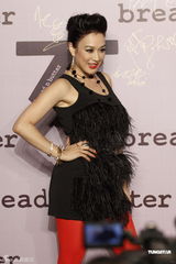 组图：钟丽缇红色裤袜惹火捞金 不受离婚影响展笑脸 