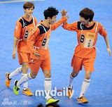 组图：EXO鹿晗等驰骋球场 Beast组进球获胜