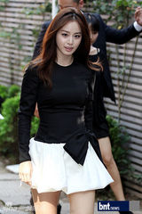 高清图：金泰熙参加某化妆品慈善义卖活动