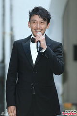 组图：张震大婚献吻娇妻 亲手为新娘提裙摆