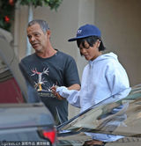 组图：蕾哈娜短发运动装现身 与父亲亲密拥抱