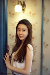 组图：孙雅纯白温婉写真 气质动人显清新