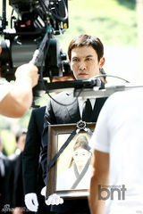 组图：韩片《朋友2》热拍 金宇彬晒黑正装帅酷