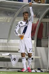 组图：贝克汉姆赛场出糗 偷摸私处被拍下