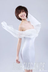 组图：万茜时尚写真白裙化身飘逸精灵