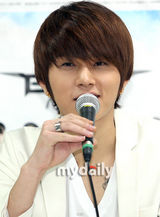 组图：韩偶像组合Beast首开唱 变白马王子劲歌热舞