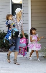 组图：伍兹前妻艾琳走出离婚阴影带子女过周末