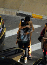 组图：范冰冰携爸妈现身机场 父女拥抱真情流露