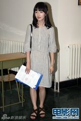 组图：周冬雨素颜北电报到 9日参加军训将住校