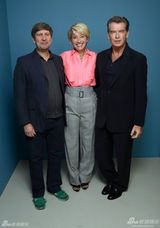 组图：《爱情重击》布鲁斯南汤普森玩暧昧