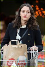 组图：破产姐妹max素颜购物艳丽不再