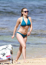 高清组图：斯嘉丽-约翰逊穿比基尼和新男友热吻