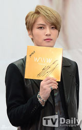 组图：JYJ金在中亮相签名会 皮衣耍帅不忘卖萌