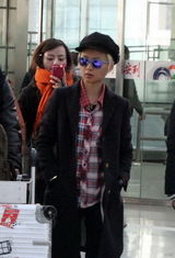 组图：周笔畅返京中性装扮 休假后合约新动向不明