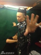 组图：陈奕迅香港开唱变复古潮人