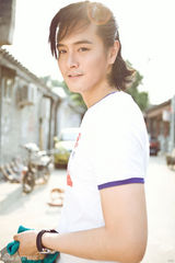 组图：王雨生日大片突破自我展熟男魅力