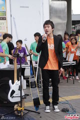 组图：歌迷自发致敬黄家驹 举行海阔天空百人奏