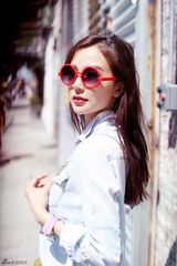 组图：龙女郎姚星彤纽约街拍时尚唯美显清纯