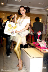 高清图：王心凌短裙走秀 大摆可爱姿势展青春活力