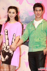 组图：范冰冰粉色短裙秀美腿 打鼓清唱不走音