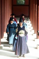 高清组图：朱智勋拍《我是王》穿古装显气势