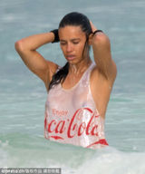 组图：维秘模特真空湿身 两点若隐若现诱惑升级