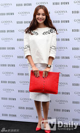 组图：南相美等为品牌站台 金正敏露腰秀性感