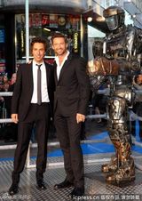 组图：《铁甲钢拳》伦敦首映 休-杰克曼比划拳脚