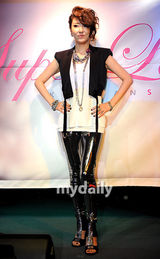 组图：韩歌手金宛善复出乐坛 43岁美丽年轻依旧