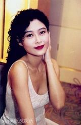 组图：叶玉卿昔日性感写真曝光 全裸秀美臀豪乳