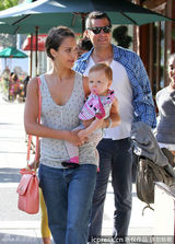 组图：杰西卡-阿尔芭四口之家幸福出街