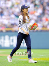 组图：Wondergirls成员婑斌为棒球赛开球