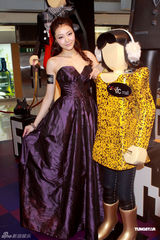 组图：熊黛林低胸性感 称不与郭富城拍裸照调情