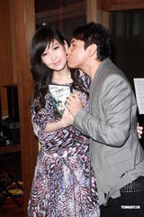 周慧敏彩裙优雅亮相 获绯闻旧爱黄凯芹献吻(图)