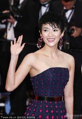 组图：章子怡亮相戛纳红毯 短发造型清爽干练