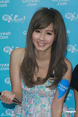 组图：傅颖低胸裙亮相 现场做蛋糕大秀事业线