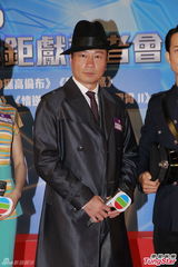 组图：黎耀祥唐诗咏《神探高伦布》复古亮相