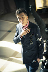 组图：翟天临时尚街拍大片 绅士造型显魅力