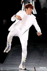 组图：神话组合台湾开唱热歌劲舞引爆全场