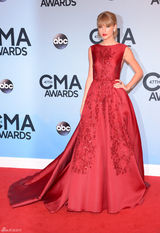 组图：泰勒华美红裙闪耀颁奖礼 独揽三奖成赢家