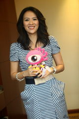 组图：《非常幸运》亮相上海 章子怡调侃找力宏