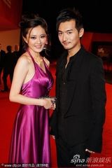 组图：《倭寇的踪迹》首映 女主角红裙艳丽