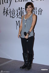 组图：林忆莲红馆个唱落幕 感谢歌迷一路陪伴