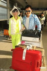 组图：谢霆锋全家旅游回港 谢贤笑对恶疾传闻