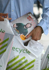 高清组图：“赫敏”艾玛与男友悠闲逛街 买食谱欲展厨艺 