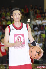 组图：NBA球星展球技 周柏豪带伤迎战